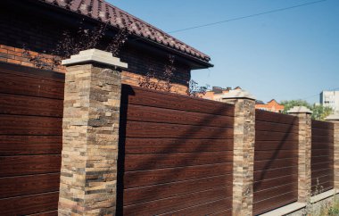 Yeni bir metal çitin parçası