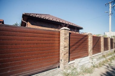 Yeni bir metal çitin parçası