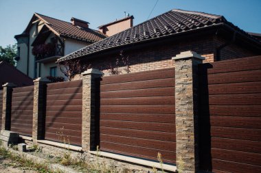 Yeni bir metal çitin parçası