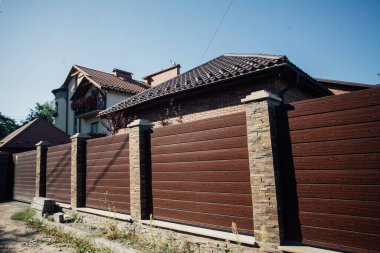 Yeni bir metal çitin parçası