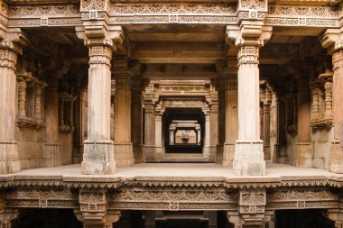 Gujarat 'taki Adalaj Stepwell. Karmaşık oymalar, süslü sütunlar ve Hindistan' ın zengin mirası ve işçiliğini yansıtan tarihsel önemi olan bir mimari harikası..