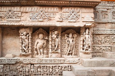 Rani ki Vav, karmaşık bir şekilde oyulmuş bir Stepwell Patan, Gujarat, Hindistan 'da. Bu UNESCO Dünya Mirası Sitesi 11. yüzyıl Maru-Gurjara mimarisini gözler önüne seriyor