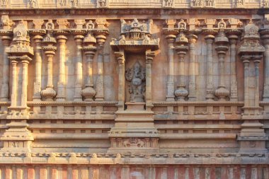 Entrika ile oyulmuş Hint tapınağı heykelleri tanrıları, mitolojik sahneleri ve süs motiflerini tasvir eder. Bu geleneksel taş oymalar zengin sanatsal mirası, ruhani sembolizmi ve mimari mükemmelliği yansıtıyor.