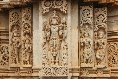 Hindistan 'ın Karnataka kentindeki Belur ve Halebidu kentlerinden gelen zarif tapınak yapıları, ayrıntılı taş oymaları, süslemeleri ve mitolojik heykelleri ile bilinen karmaşık Hoysala mimarisini gözler önüne seriyor.. 