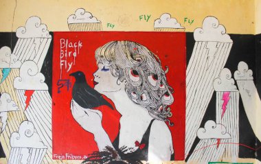 Rishikesh 'teki Beatles Ashram' dan renkli graffiti sanatı, psikedelik ve ruhani temalar içeriyor..