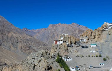 Geleneksel Tibet tarzı mimari ve Hindistan 'ın Spiti Vadisi' nin engebeli yüksek rakımlı arazisine yerleşmiş tuhaf küçük kasabalar..