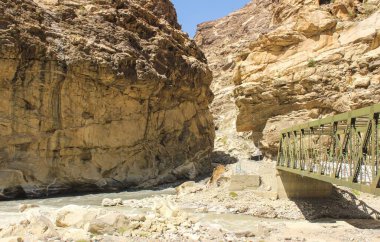 Dar asma köprüler ve kırsal ahşap geçişler Spiti Vadisi 'nin engebeli, dağlık arazisindeki nehir ve geçitleri kapsıyor..