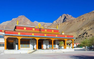 Antik manastırlar ve geleneksel Tibet mimarisi Hint Himalayaları 'ndaki Spiti Vadisi' nin dramatik dağ zeminine karşı.