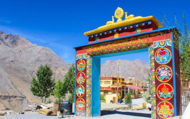 Hindistan 'ın uzak Himalaya bölgesinde engebeli dağları, dolambaçlı yolları ve berrak mavi gökyüzü ile Spiti Vadisi' nin nefes kesici manzaraları..