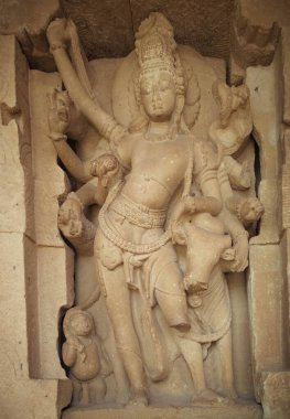 Karnataka 'daki Badami' nin karmaşık tapınak heykelleri, antik kaya kesimi sanat eserleri, mitolojik figürler ve Chalukyan mimarisinden ayrıntılı oymalar sergileniyor..