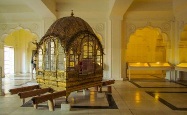 Mehrangarh Fort Müzesi, Jodhpur 'da sergilenen süslü tahtırevanlar, kraliyet mirası, karmaşık işçilik ve Rajasthani tarihi ve kültürünün ihtişamı sergileniyor..