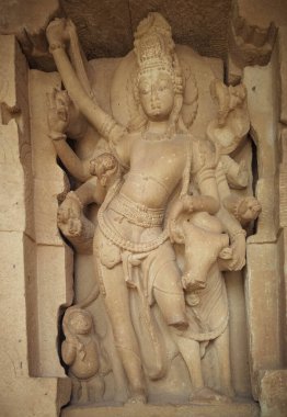 Karnataka 'daki Badami' nin karmaşık tapınak heykelleri, antik kaya kesimi sanat eserleri, mitolojik figürler ve Chalukyan mimarisinden ayrıntılı oymalar sergileniyor..