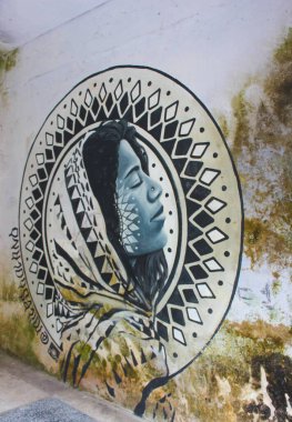 Rishikesh 'teki Beatles Ashram' dan renkli graffiti sanatı, psikedelik ve ruhani temalar içeriyor..