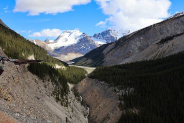 Jasper Ulusal Parkı 'ndaki buzul ve engebeli uçurumlara bakan Icefield Skywalk cam köprüsü..