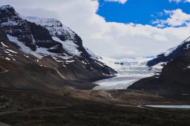 Majestic Columbia Icefield ve Athabasca Buzulları buzul tarlaları boyunca antik buzlar, engebeli zirveler ve el değmemiş vahşi doğa sergileniyor..