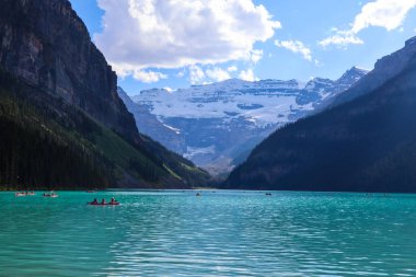 Banff Ulusal Parkı 'nda Victoria Buzulu ve görkemli Rocky Dağları tarafından çerçevelenen ikonik turkuaz Louise Gölü.