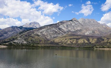 Banff 'taki Icefields Parkway boyunca manzaralı dağ manzaraları ve Kanada' nın en güzel yol güzergahı olan Jasper Ulusal Parkları..