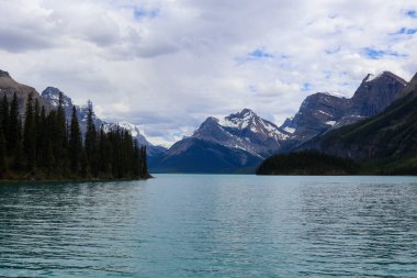 Jasper Ulusal Parkı 'nda büyüleyici Maligne Gölü. Spirit Adası' na tekne gezisiyle ulaşılabilir. Etrafı dramatik tepelerle çevrili..