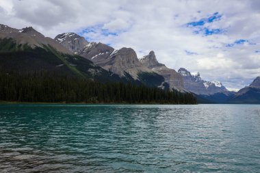 Jasper Ulusal Parkı 'nda büyüleyici Maligne Gölü. Spirit Adası' na tekne gezisiyle ulaşılabilir. Etrafı dramatik tepelerle çevrili..