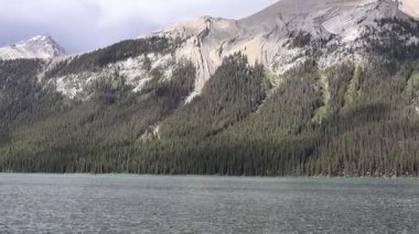 Jasper Ulusal Parkı 'nda büyüleyici Maligne Gölü. Spirit Adası' na tekne gezisiyle ulaşılabilir. Etrafı dramatik tepelerle çevrili..