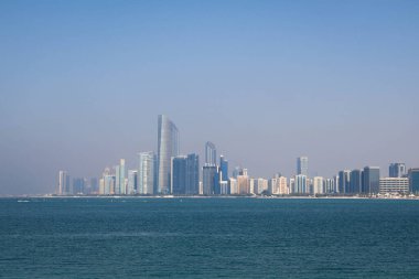 Modern Abu Dabi gökdelenleri, yüksek kuleleri, geniş caddeleri ve şehir ışıklarıyla UAEs başkentlerinin şehir güzelliğini gözler önüne seriyor..