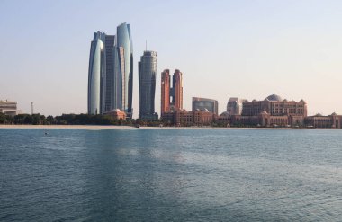 Modern Abu Dabi gökdelenleri, yüksek kuleleri, geniş caddeleri ve şehir ışıklarıyla UAEs başkentlerinin şehir güzelliğini gözler önüne seriyor..