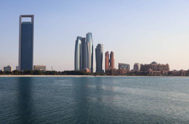 Modern Abu Dabi gökdelenleri, yüksek kuleleri, geniş caddeleri ve şehir ışıklarıyla UAEs başkentlerinin şehir güzelliğini gözler önüne seriyor..