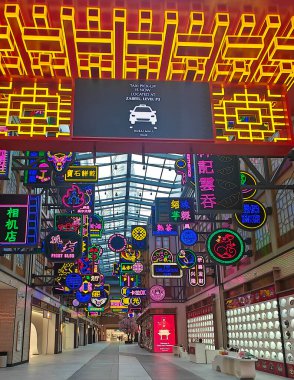 Lüks alışveriş merkezleri, küresel markalar ve Dubai 'de modern yaşam tarzı ve turizmi gözler önüne seren işlek sokaklar.