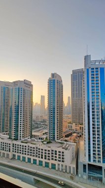 Lüks alışveriş merkezleri, küresel markalar ve Dubai 'de modern yaşam tarzı ve turizmi gözler önüne seren işlek sokaklar.