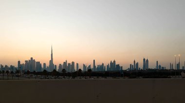 İkonik Dubai silueti ve gün boyunca inşa edilen binalar fütürist kuleler, modern gökdelenler ve BAE 'nin kalbinde lüks mimari.