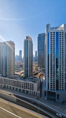 İkonik Dubai silueti ve gün boyunca inşa edilen binalar fütürist kuleler, modern gökdelenler ve BAE 'nin kalbinde lüks mimari.