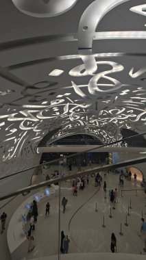 Dubai 'deki Geleceğin Geleceği Müzesi. Eşsiz mimarisi, modern tasarımı, yenilikçi tarihi yapısı ve 2400' den fazla türün DNA örnekleriyle dolu DNA kütüphanesi var..