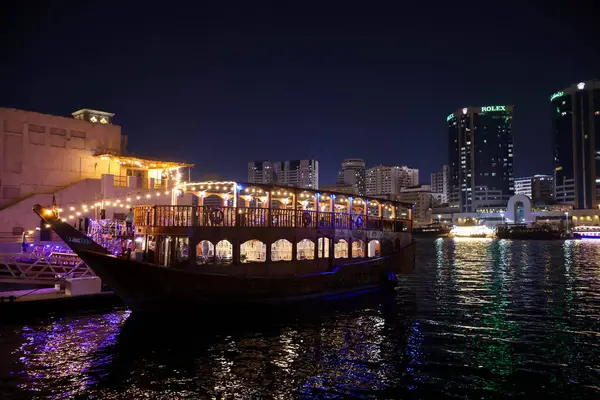 Dubai 'nin ışıltılı gökdelenleri, kuleleri, suları, tekneleri ve Orta Doğu' daki canlı şehir yaşamlarıyla parıldayan gece silueti..