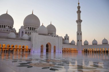 Abu Dabi 'deki görkemli Şeyh Zayed Büyük Camii çarpıcı iç mimarisi, İslami tasarımı ve kültürel güzelliği ile.