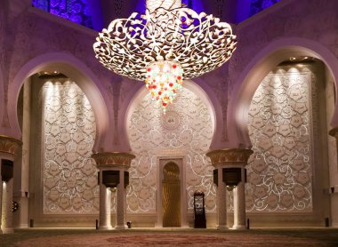 Abu Dabi 'deki görkemli Şeyh Zayed Büyük Camii çarpıcı iç mimarisi, İslami tasarımı ve kültürel güzelliği ile.