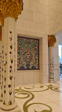 Abu Dabi 'deki görkemli Şeyh Zayed Büyük Camii çarpıcı iç mimarisi, İslami tasarımı ve kültürel güzelliği ile.