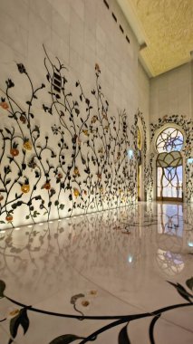 Abu Dabi 'deki görkemli Şeyh Zayed Büyük Camii çarpıcı iç mimarisi, İslami tasarımı ve kültürel güzelliği ile.