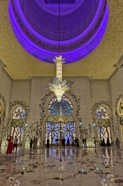 Abu Dabi 'deki görkemli Şeyh Zayed Büyük Camii çarpıcı iç mimarisi, İslami tasarımı ve kültürel güzelliği ile.