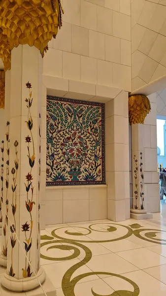 Abu Dabi 'deki görkemli Şeyh Zayed Büyük Camii çarpıcı iç mimarisi, İslami tasarımı ve kültürel güzelliği ile.