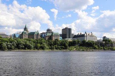 Ottawa 'daki Parliament Hill' de ikonik hükümet binaları ve simgeleri var..