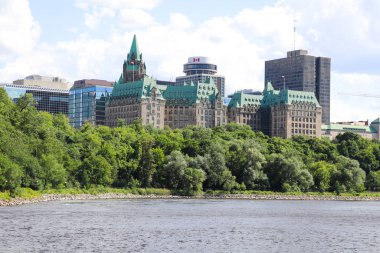 Ottawa 'daki Parliament Hill' de ikonik hükümet binaları ve simgeleri var..