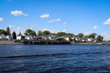 Ottawa şehrinin manzarası ve Ottawa Nehri boyunca gökyüzü..