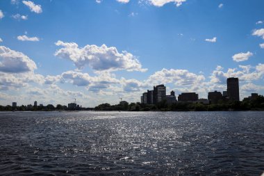 Ottawa şehrinin manzarası ve Ottawa Nehri boyunca gökyüzü..