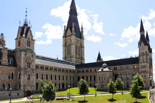 Ottawa 'daki Parliament Hill' de ikonik hükümet binaları ve simgeleri var..