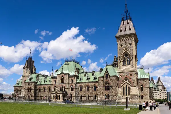 Ottawa 'daki Parliament Hill' de ikonik hükümet binaları ve simgeleri var..