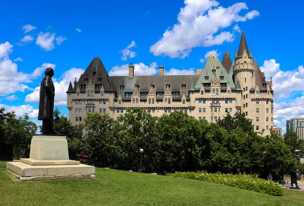 Ottawa 'daki Parliament Hill' de ikonik hükümet binaları ve simgeleri var..