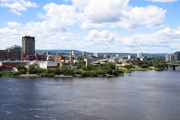 Ottawa şehrinin manzarası ve Ottawa Nehri boyunca gökyüzü..