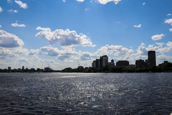 Ottawa şehrinin manzarası ve Ottawa Nehri boyunca gökyüzü..