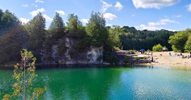 Turkuaz suyu, kireçtaşı kayalıkları ve doğal güzelliği olan Elora Gorge Ocağı..