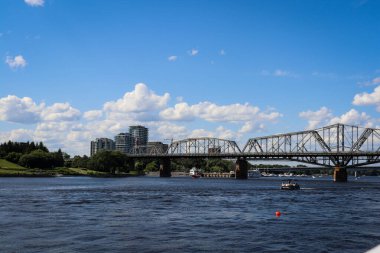 Ottawa Nehri 'ni kaplayan tarihi Alexandra Köprüsü manzaralı.
